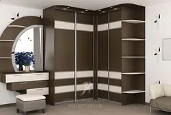 Круглая шафа ў пярэдні пакой