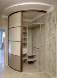 Круглая шафа ў пярэдні пакой