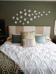 Decorating a bed for a bedroom photo