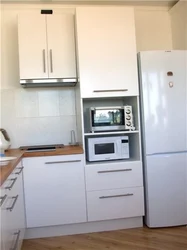 Şkafda mikrodalğalı soba ilə mətbəx dizaynı