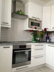Дызайн кухня з мікрахвалеўкай у шафе
