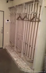 Вешалка из реек в интерьере прихожей