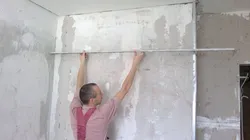 Акс дар бораи чӣ гуна ҳамвор кардани деворҳо дар як квартира