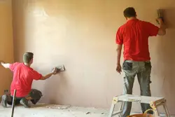 Kvartirada devorlarni tekislashning fotosurati