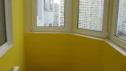Акс дар бораи чӣ гуна ранг кардани лоджия