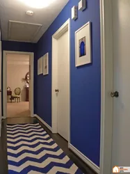 Koridorda rəsm üçün divar dizaynı