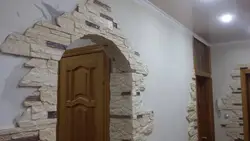 Дверной проем из декоративного камня в квартире фото