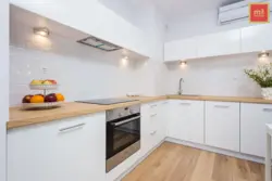 Ошхонаи дурахшон бо countertops чӯбӣ дар дохили
