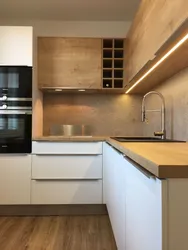 Глянцевая кухня с деревянной столешницей в интерьере