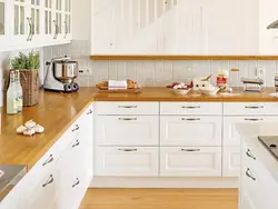 Ошхонаи дурахшон бо countertops чӯбӣ дар дохили