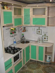 Künc Qaz Sobası Olan Kiçik Bir Mətbəx Üçün Mətbəx Dəstlərinin Fotoşəkili