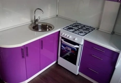 Фота кухонных гарнітураў для маленькай кухні з газавай плітой кутнія
