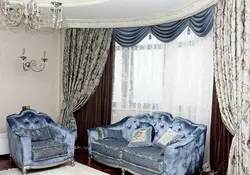 Klassik üslubda fotoşəkildə lambrequin ilə oturma otağı üçün pərdələr
