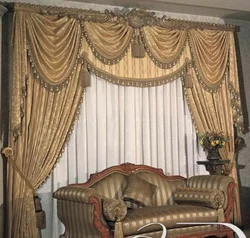 Klassik üslubda fotoşəkildə lambrequin ilə oturma otağı üçün pərdələr