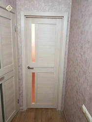 Пәтер фотосуретінде орнатылған ішкі есіктер