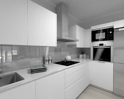 Белая кухня с белой столешницей и белой техникой фото
