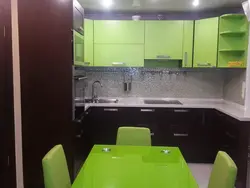 Асүйдің интерьері қара және жасыл түсті