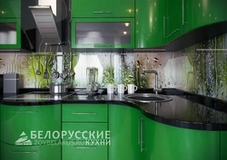 Інтэр'ер кухні чорна зялёным колеры