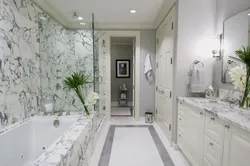 Hamam fotosundakı mərmər divarları