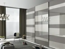 Oturma otağının fotoşəkilindəki sürüşmə şkaflarının fasadları
