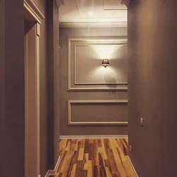 Koridorda divarlar üçün qəlibləmə fotoşəkili