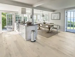 Wood-look porcelain tiles in the kitchen interior