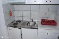 Плита и мойка на маленькой кухне фото