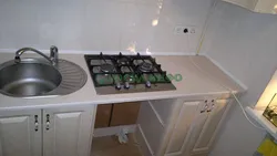 Kichkina oshxona fotosuratida pechka va lavabo
