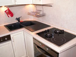 Kiçik bir mətbəx fotoşəkilində soba və lavabo