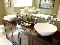 İnteryerdəki vanna otağı fotoşəkilində tezgahın üstünə lavabo