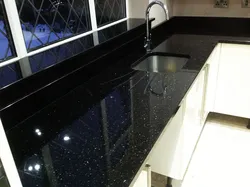 Qara tezgah qara mətbəx fotoşəkili