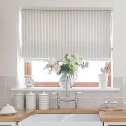 How to decorate a window with blinds in the kitchen photo