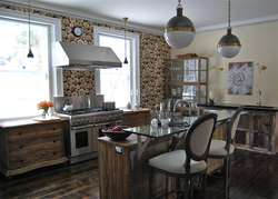 Wood-effect wallpaper in the kitchen interior