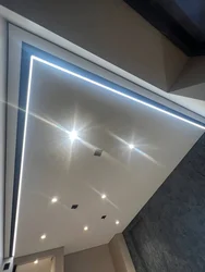 Аспалы төбелер жатын бөлмеге арналған жарық сызықтары фото