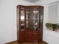 Шкафҳои кунҷӣ барои хӯрокҳо дар меҳмонхона акс