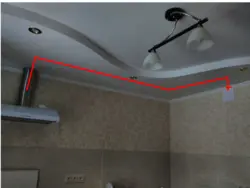 Asma tavan fotoşəkili altında tavanda mətbəx başlığı üçün