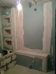 Гипсокартоннан жасалған ваннаға арналған сөрелердің фотосы