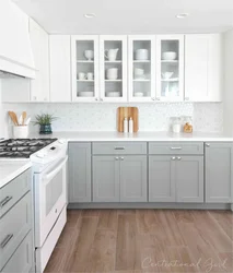 Ошхона хокистарӣ сафед бо тарҳи countertop чӯбӣ