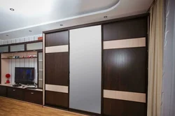 Фото шкафов купе в гостиную с телевизором