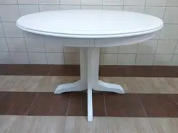Круглый стол на кухню на одной ножке в интерьере