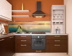 Önlük fotoşəkili olan müasir künc mətbəxləri