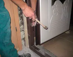 Bir mənzil fotoşəkilində metal giriş qapılarının quraşdırılması