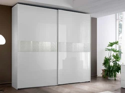 Wardrobe in the bedroom photo white gloss