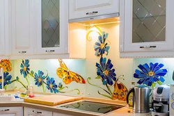 Дизайн кухни с витражами