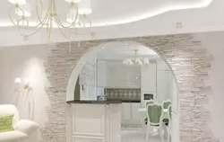 Интерьер арки между кухней и гостиной