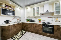 Угловая кухня с телевизором на стене фото в интерьере