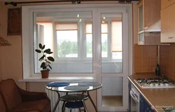 Balkon fotoşəkili ilə panel ev mətbəxi
