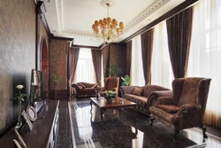 Qaranlıq mebel ilə klassik salon interyeri