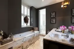 Qaranlıq mərtəbə fotoşəkili olan hamam