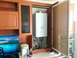 Дизайн кухни с газовым котлом у окна